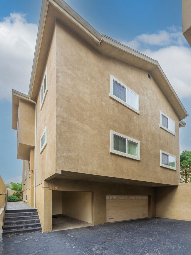 Foto del edificio - Spacious and Quiet Hawthorne Home!