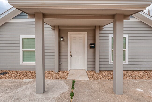 Foto del edificio - 2725 Avenue F Unit RR | 1800/mo | 3 Beds |...