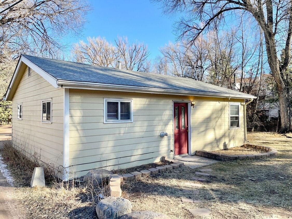 Primary Photo - Adorable 2 Bedroom Cottage in Serene Setting