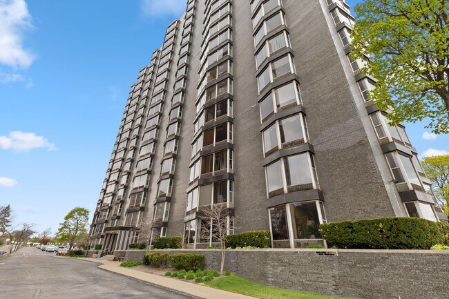 Foto del edificio - 8200 E Jefferson Ave