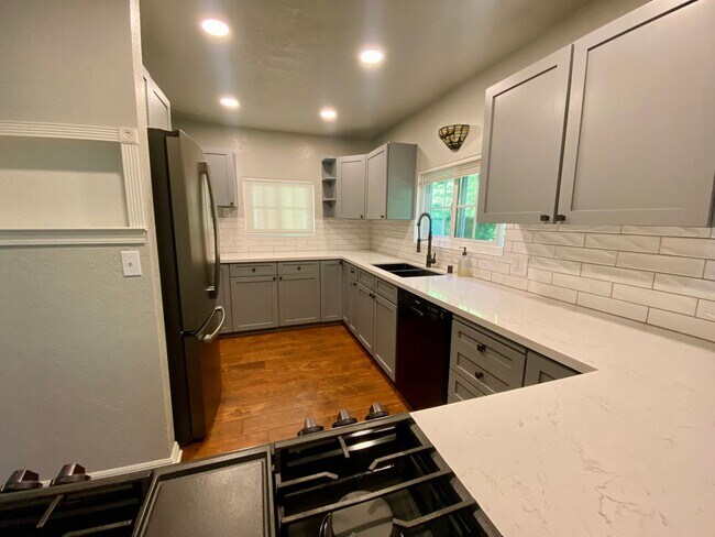 Foto del edificio - Charming, remodeled, country style home in private Simi Valley location.