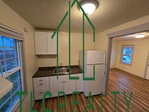 Building Photo - 1001-1021 SE Chicago St