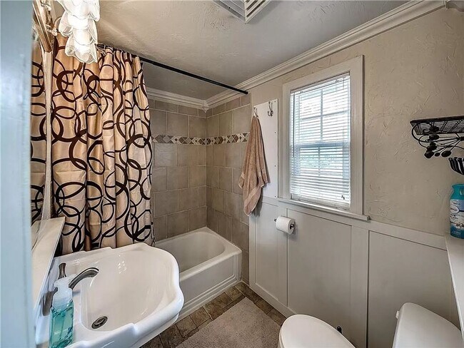 Foto del edificio - 2808 NW 24th St Duplex