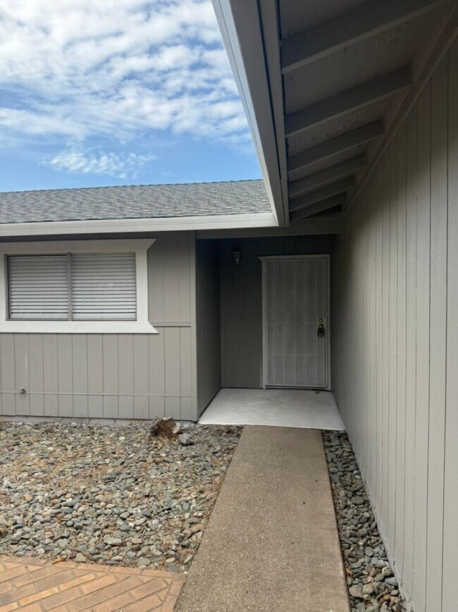 Building Photo - 3-bedroom, 2-bathroom home in great neighb...