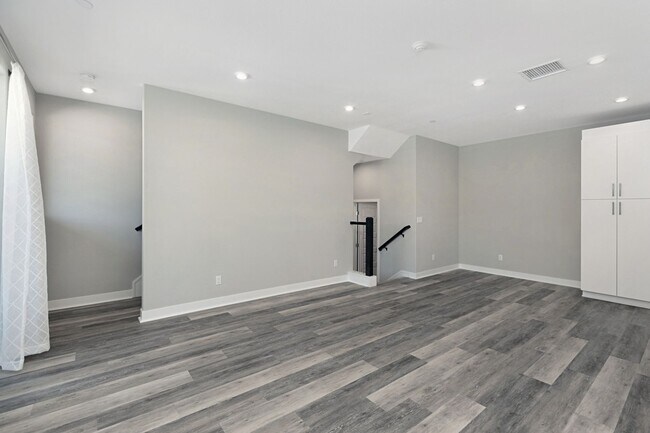 Foto del edificio - Stunning & Spacious - 3BD/2.5BA Townhome - Resort Style Living! Smart Home! Roof Deck w/ Expansiv...