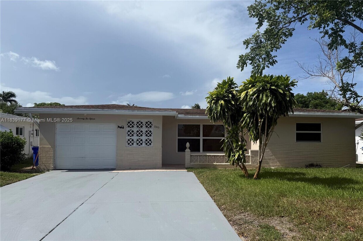 Foto principal - 7215 NW 8th St