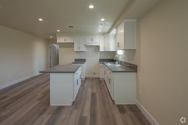 5BR, 5BA - 1,943SF - 1820 Orchard Ave