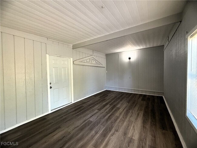 Foto del edificio - 8239 Suncoast Dr