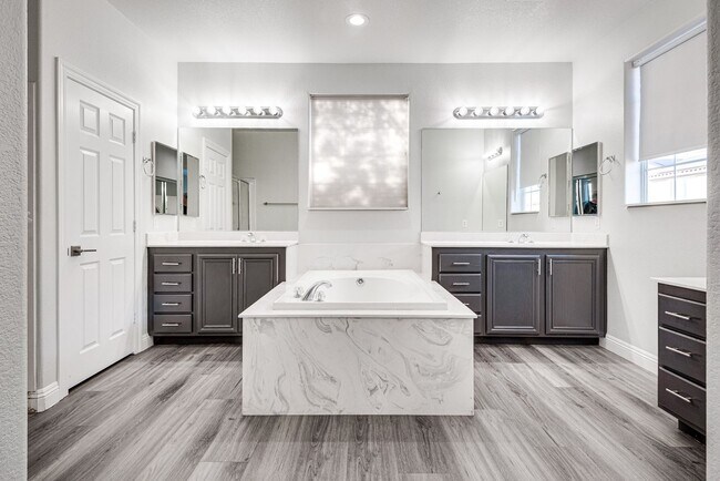 Foto del edificio - Spacious Family Home with Pool & 3-Car Garage in the Heart of North Las Vegas