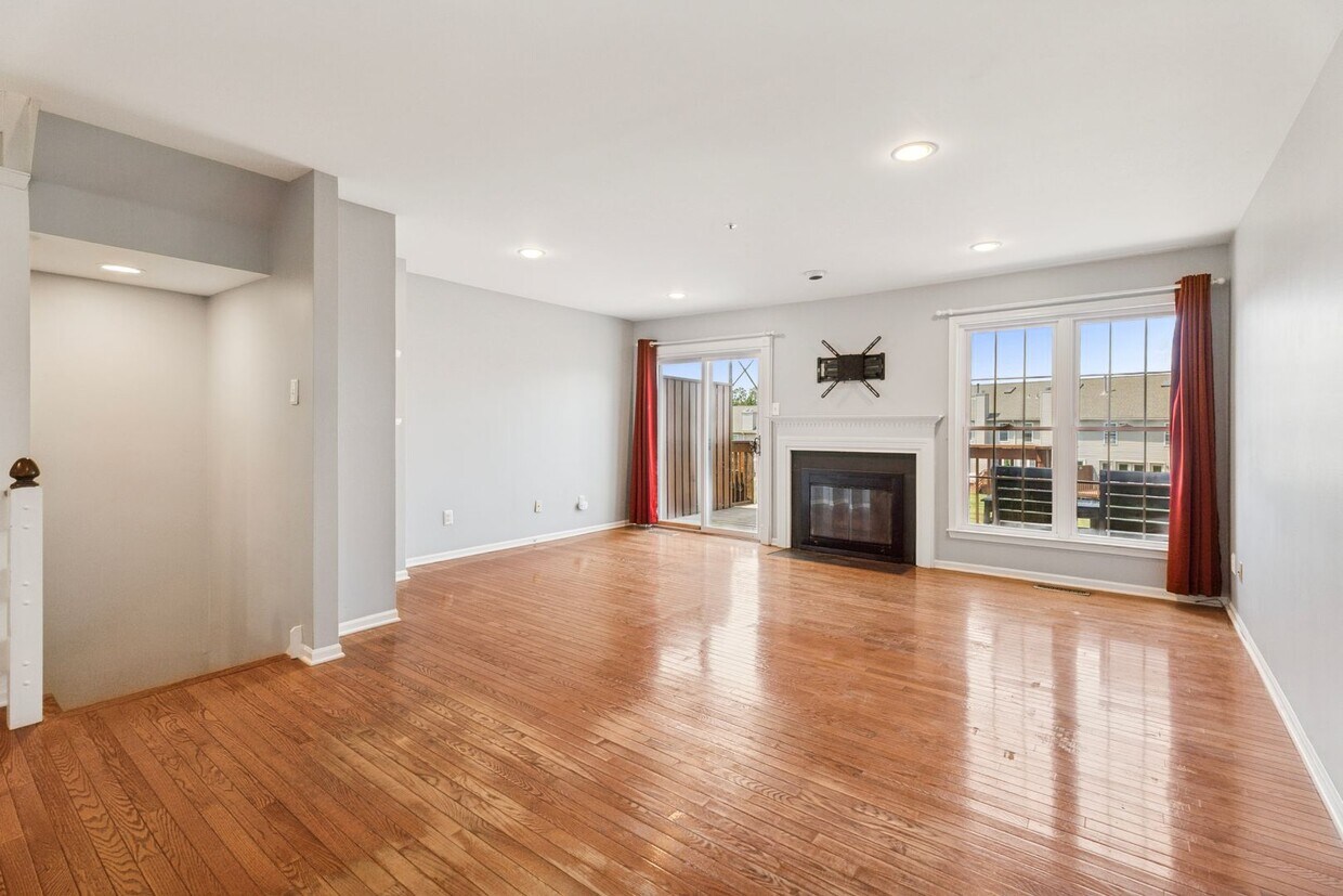 Foto principal - Spacious 3 Bedroom, 2.5 Bath Townhouse in ...
