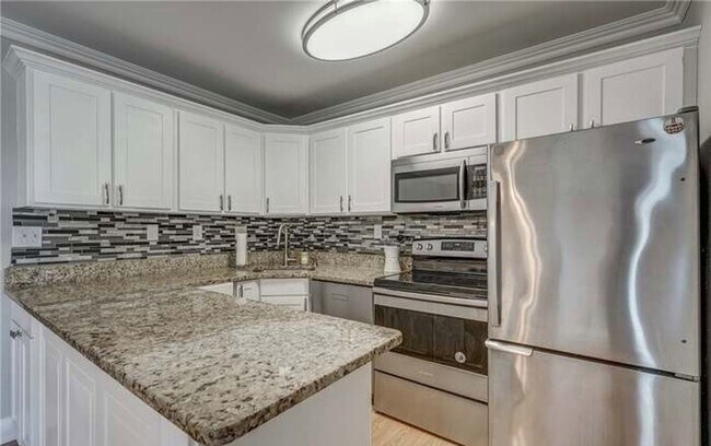 Building Photo - Beautiful, Updated 3-4 Bedroom Townhome in...