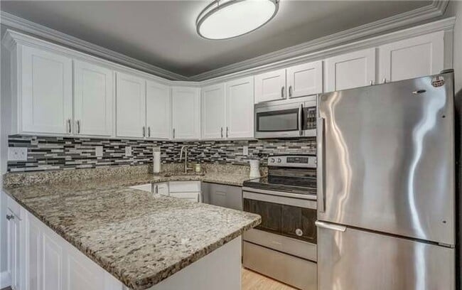 Foto del edificio - Beautiful, Updated 3-4 Bedroom Townhome in...