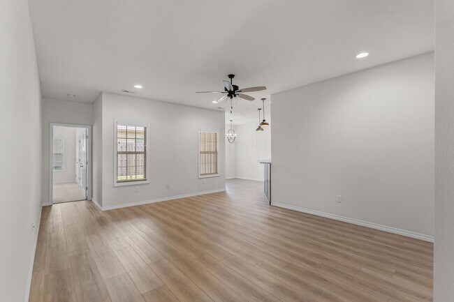 Foto del edificio - NEW LUXURY 3 BED 2 BATH 2 CAR GARAGE DUPLEX