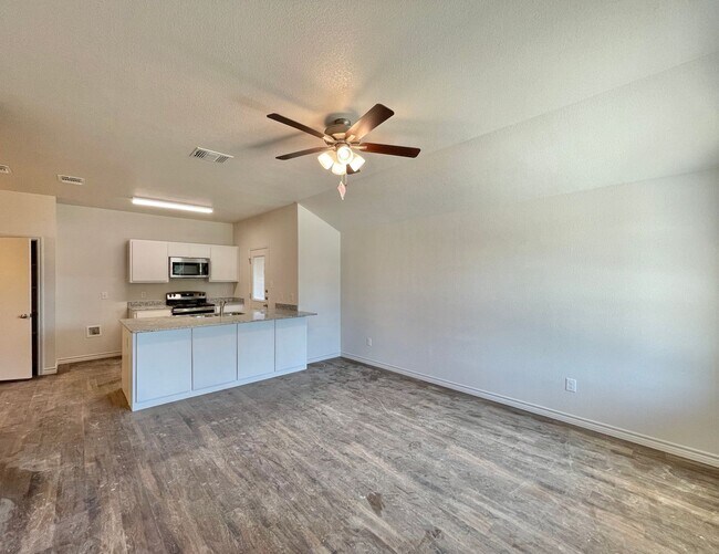 Building Photo - 1716 Clovis Dr