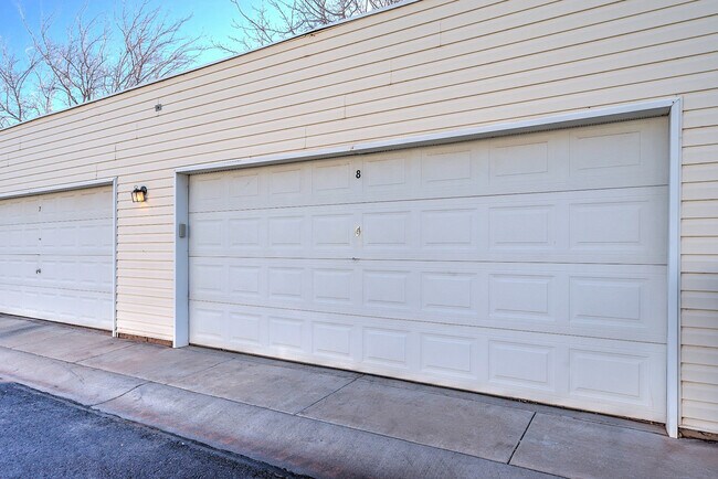 Building Photo - Beautiful 2 bed 1.5 bath townhome with 2 c...