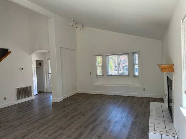 Building Photo - Nice 2 story home on cul-de-sac