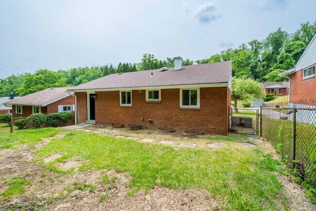 Building Photo - AVAILABLE SEPT 1ST!! BEAUTIFUL 3 BEDROOM H...