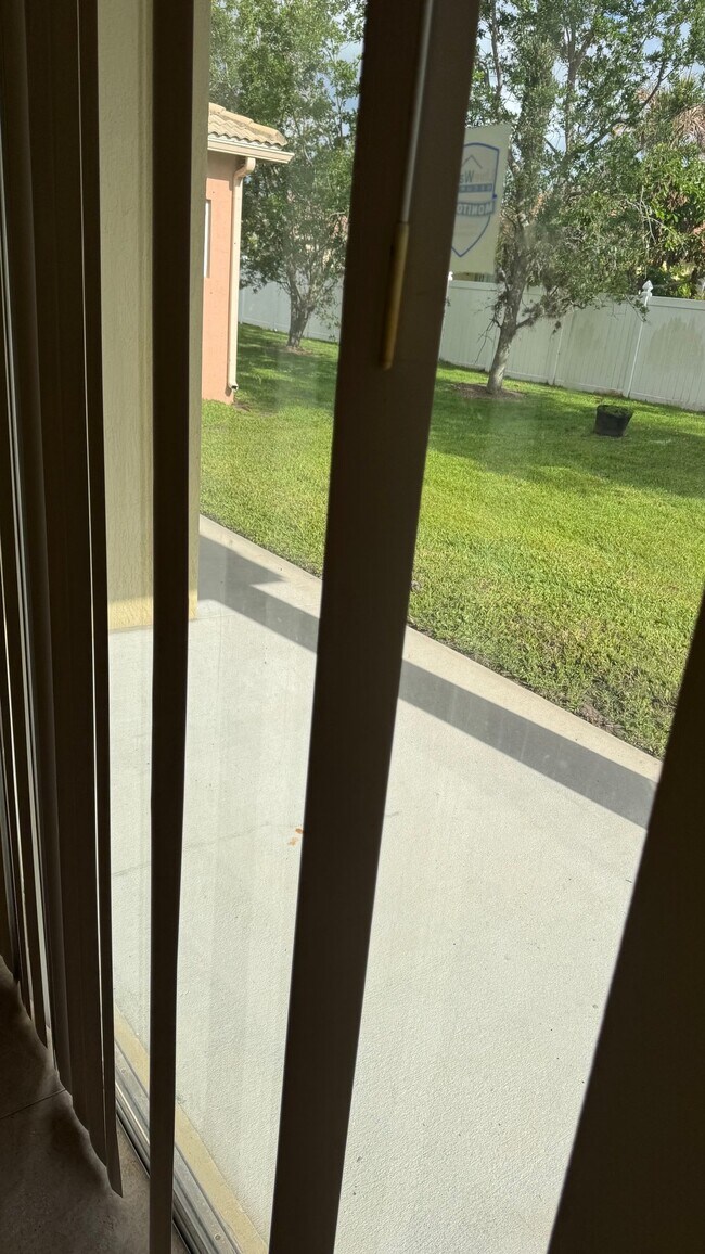 Foto del edificio - 6221 Spring Lake tr