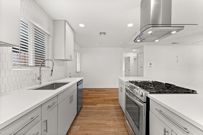 Foto del edificio - 305 White Oak Dr