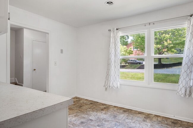 Foto del edificio - 3 to 4 Bed/3 1/2 Bath. Pet friendly.  Reserved Parking