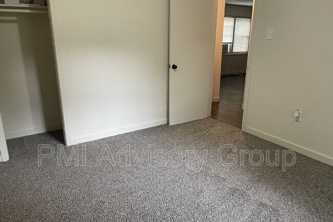 Foto del edificio - 227 SE Pinecrest Dr