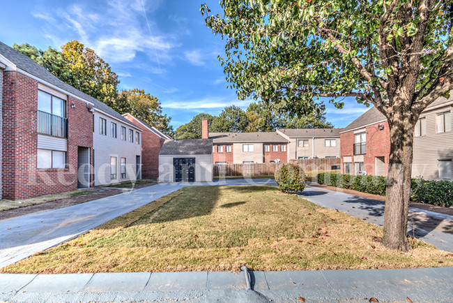 Building Photo - Affordable and renovated townhome!