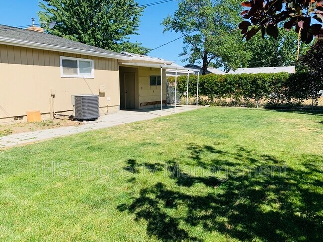 Building Photo - 908 Winslow Ave