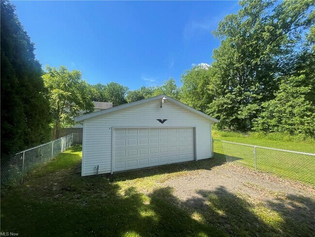 Building Photo - 17479 Lakewood Ave