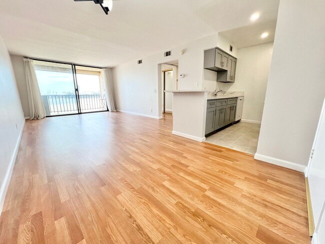 Building Photo - Oceanfront Top-Floor Condo – 1 Bed, 1 Bath...