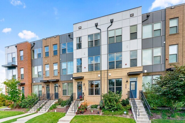 Foto del edificio - Beautiful Townhome with Rooftop terrace