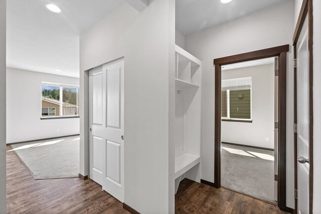 Building Photo - Newer 5 Bedroom Home off Loxie Eagans! Min...