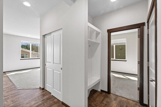 Foto del edificio - Newer 5 Bedroom Home off Loxie Eagans! Min...