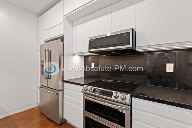 Building Photo - Amazing 2 Bedroom 1.5 Bath Townhome in the...