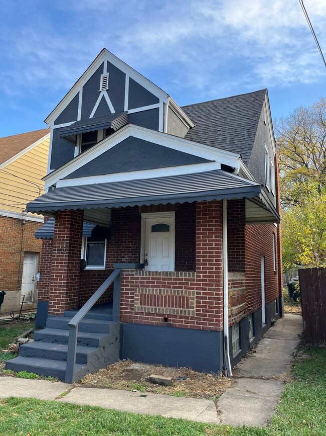 Building Photo - 2 bedroom with yard and garage