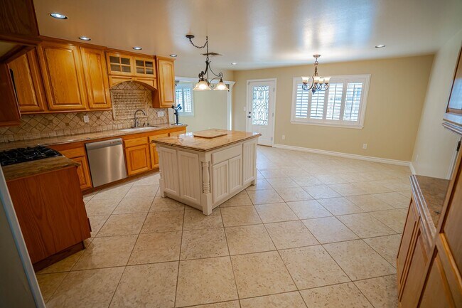 Building Photo - Valencia 4 Bedroom Home for Rent.