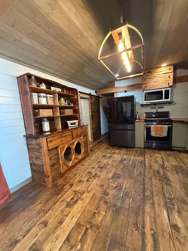 Building Photo - Beautiful 2 bedroom, 2.5 bath POOL home!!!!