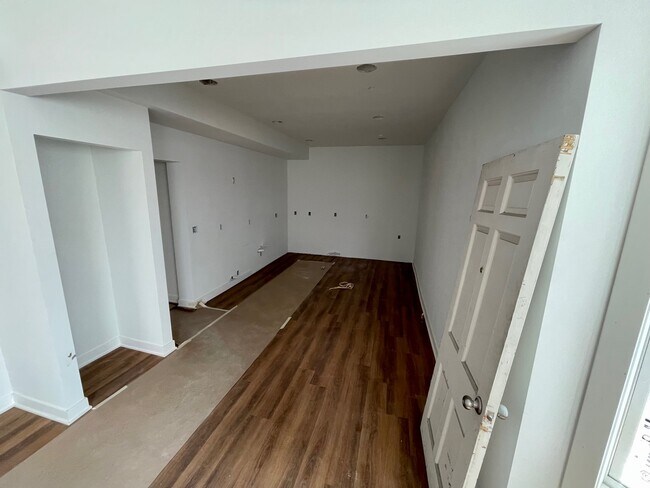 Building Photo - 2545 Harriet Ave
