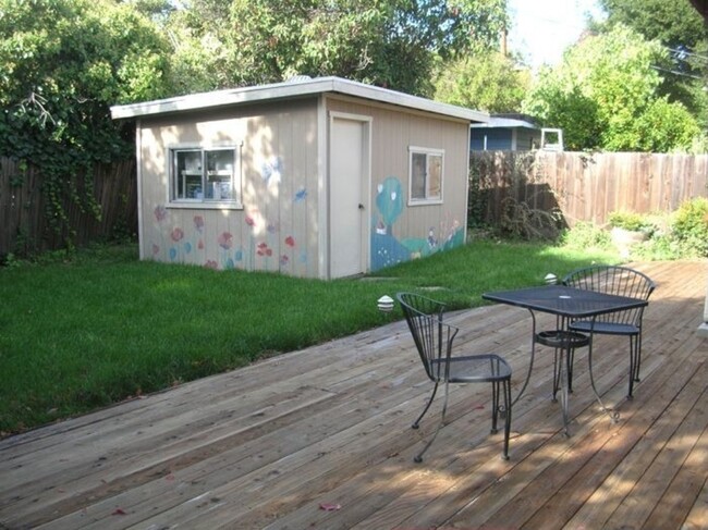 Building Photo - Excellent Location and Palo Alto Unified S...