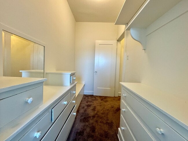 Building Photo - Spacious and bright Large Studio Centrally...