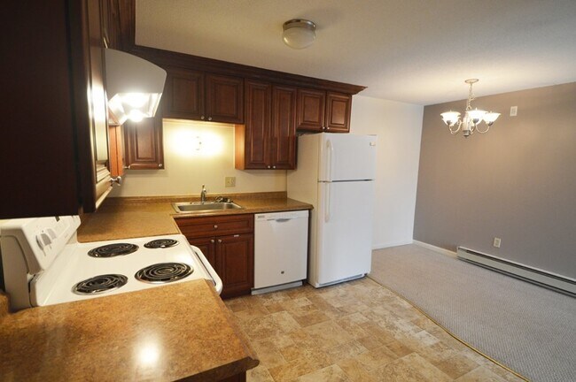 Building Photo - 2BR 3rd FL Holden: No Pets - No Smokers