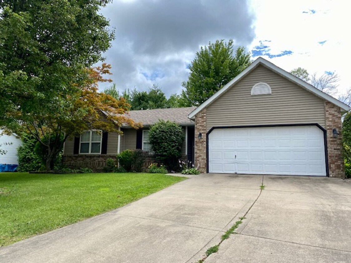 Foto principal - Three Bedroom Home w/ 2.5 Baths and 2 Car ...
