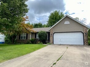 Building Photo - 812 Woodland Dr