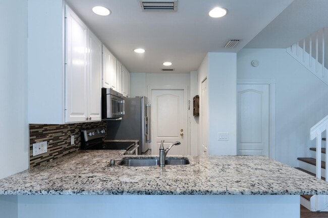 Building Photo - 340 Jacaranda Dr