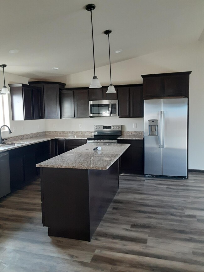 Building Photo - 587 Westwind Rd