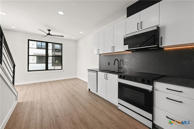 Foto del edificio - 634 Central Pkwy