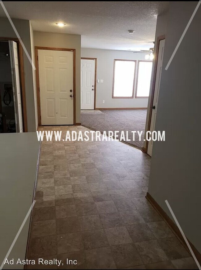 Foto del edificio - 704 Meadow Ct