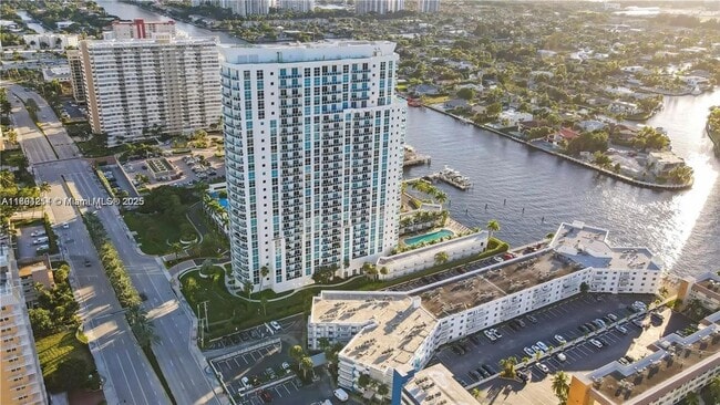 Building Photo - 1913 S Ocean Dr