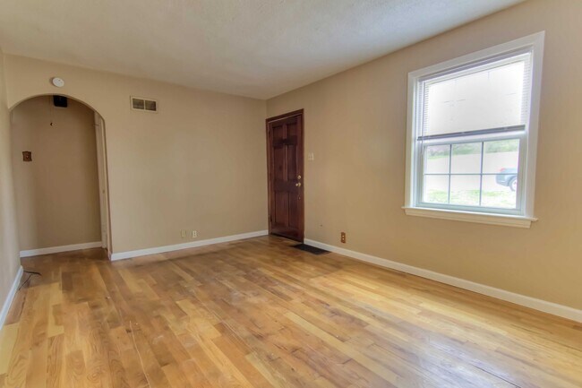 Building Photo - Nice 2 bed 1 bath home with partially fini...