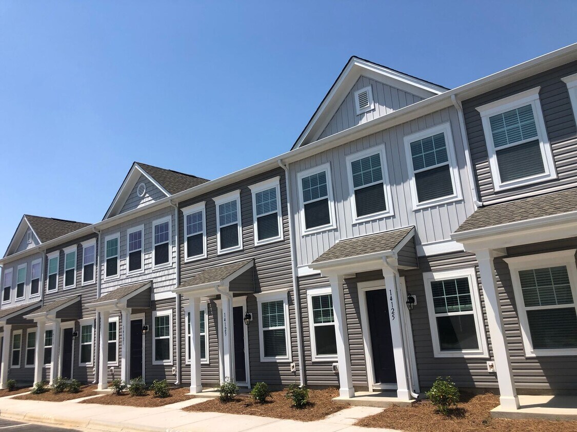 Primary Photo - BEAUTIFUL 2 Bedroom Townhome in Midland Av...