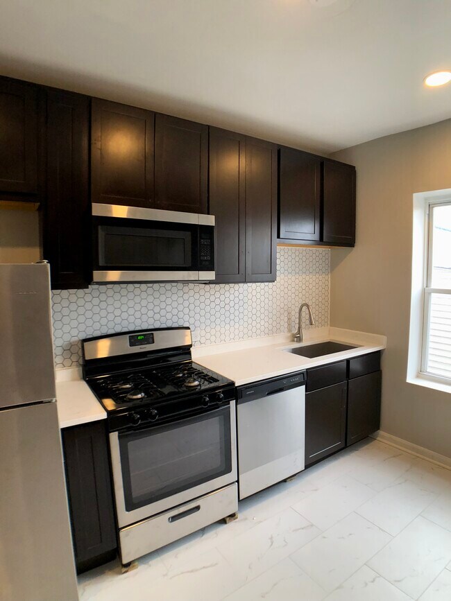 Kitchen - 3336 W Potomac Ave